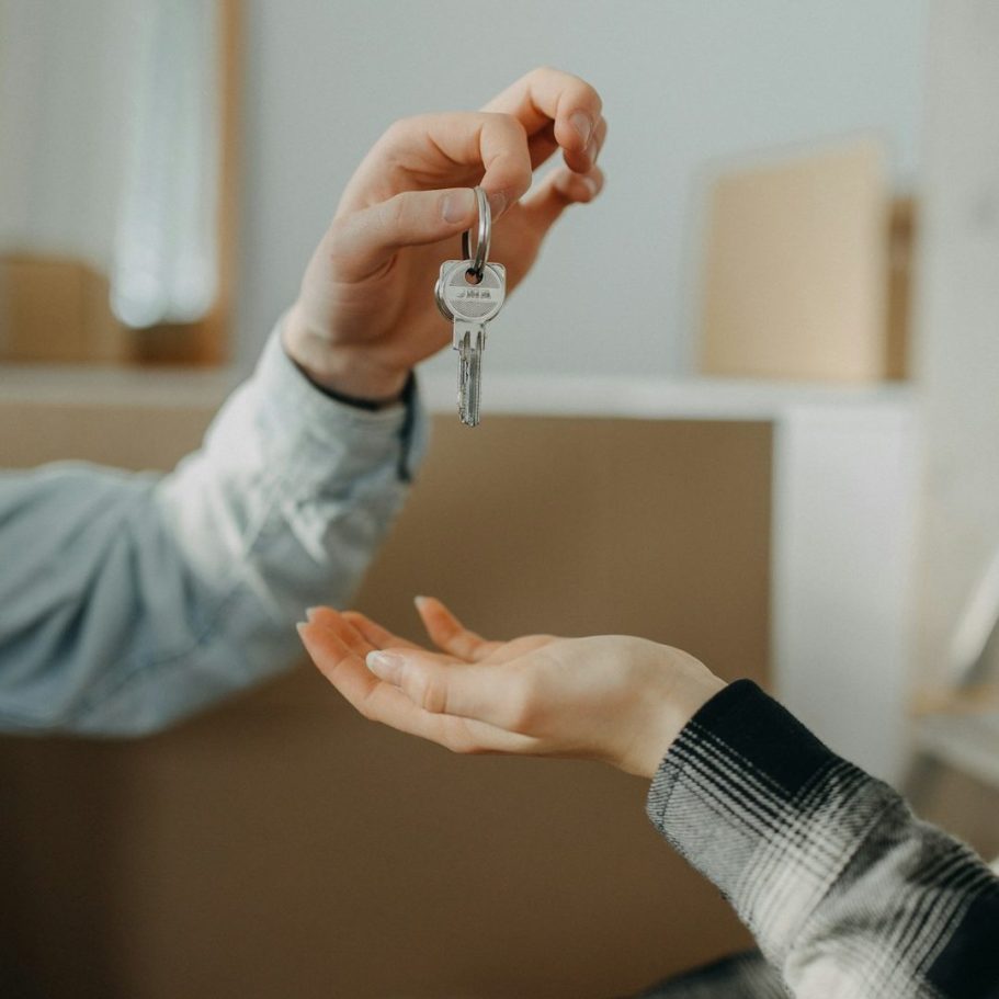 Kurzgutachten Schlüsselübergabe von einer Hand zur anderen in einem umzugsvorbereitenden Umfeld.